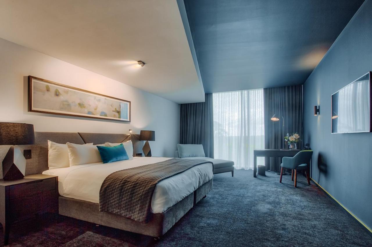 Eatons Hill 4*